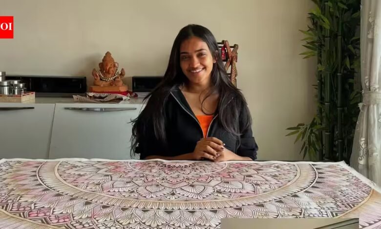 കല പഠിക്കാതെ നോട്ട് ബുക്കുകളിൽ മണ്ഡലങ്ങൾ വരയ്ക്കാൻ തുടങ്ങിയ 26 കാരിയായ പൂനെ യുവതിയായ ദിഷ ദാഗയെ പരിചയപ്പെടുക, തുടർന്ന് ആർബിഐക്ക് വേണ്ടി പെയിൻ്റ് ചെയ്യാനും പ്രമുഖ ബ്രാൻഡുകളിൽ പ്രവർത്തിക്കാനും 25,000-ത്തിലധികം വിദ്യാർത്ഥികളെ പഠിപ്പിക്കാനും തുടങ്ങി.